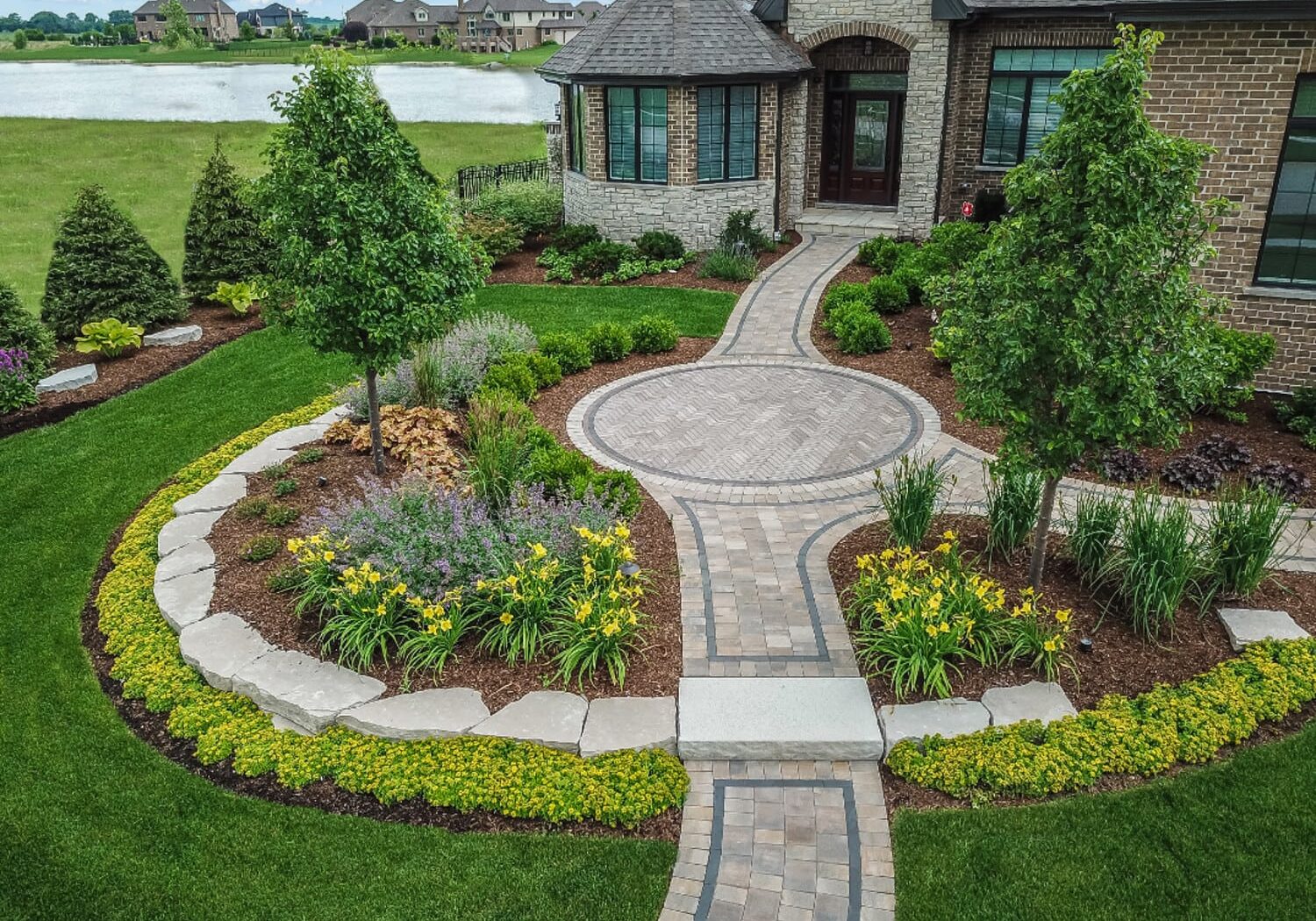 front-yard-landscaping-in-St-Charles-IL